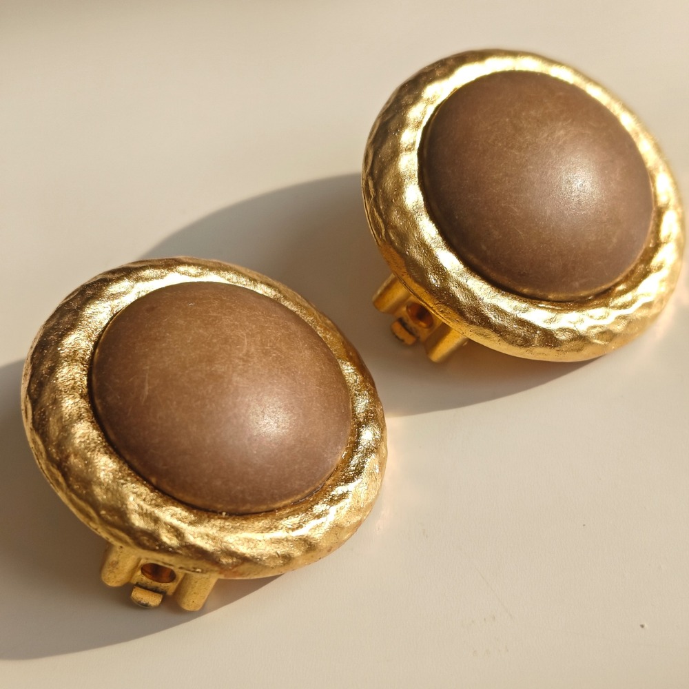 Vintage Ellen Designs Hammered Gold Tone Brown Cabochon Round Clip On Earrings - Picture 2 of 5
